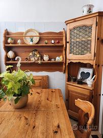 Credenza tavolo sedie e panche angolari