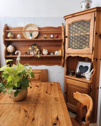 Credenza tavolo sedie e panche angolari