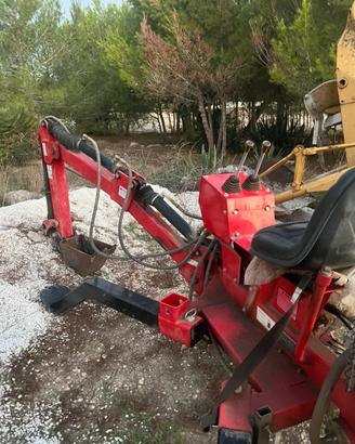Escavatore a tre punte