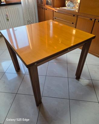 Tavolo e sedie soggiorno 