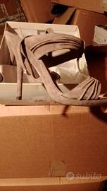 18 paia di scarpe nuove