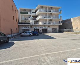 SS 113 CARINI: LOCALE C/1 CON AMPIO PARCHEGGIO