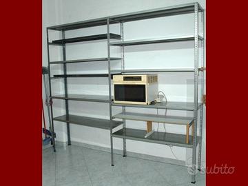 Scaffale doppio in metallo usato con piedini.