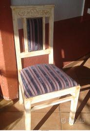 Sedia con motivi floreali intagliati