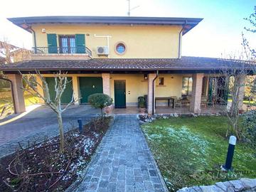 Casa indipendente di 208 m² con 4 locali e box aut