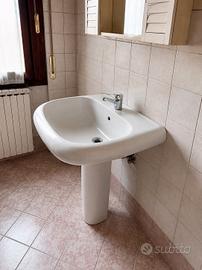 Lavandino bagno con rubinetto 