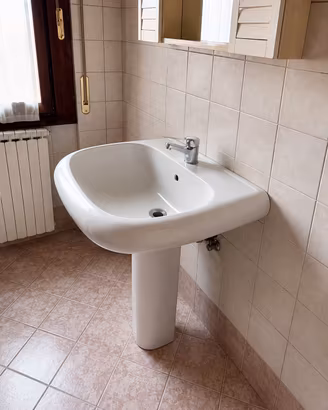 Lavandino bagno con rubinetto 