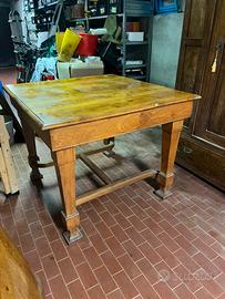 Tavolo in legno massello noce