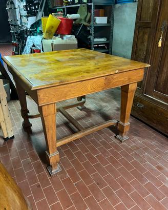 Tavolo in legno massello noce