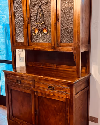 Elegante credenza antica in legno