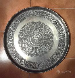 Grande piatto vintage in metallo con allegorie