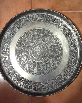 Grande piatto vintage in metallo con allegorie