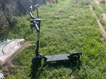 Monopattino eletrivo con documenti