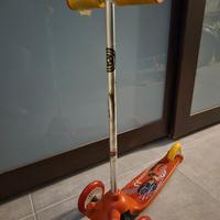 Mondo Motors - Cars Monopattino con ruote girevoli