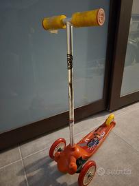 Mondo Motors - Cars Monopattino con ruote girevoli