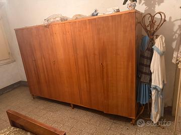 Armadio. Guardaroba in legno noce