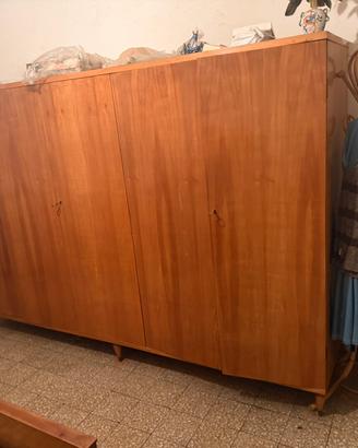 Armadio. Guardaroba in legno noce
