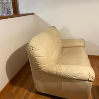 N. 2 divani pelle  giallo  da 2 e 3 posti