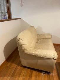 N. 2 divani pelle  giallo  da 2 e 3 posti