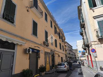 NEGOZIO A NAPOLI