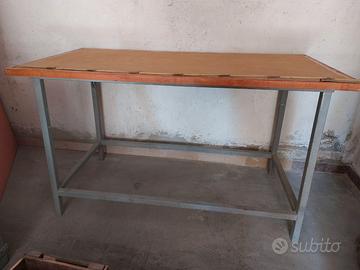 Tavolo da lavoro struttura ferro, piano in legno
