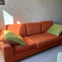 Divano tre posti arancione