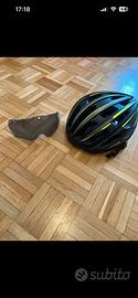 Casco da bici con mascherina e luci posteriori