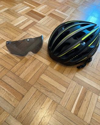 Casco da bici con mascherina e luci posteriori