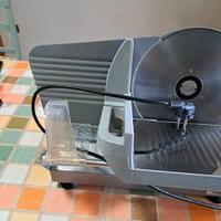 Affettatrice da tavolo per uso casalingo