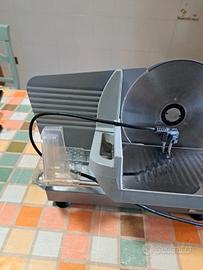 Affettatrice da tavolo per uso casalingo