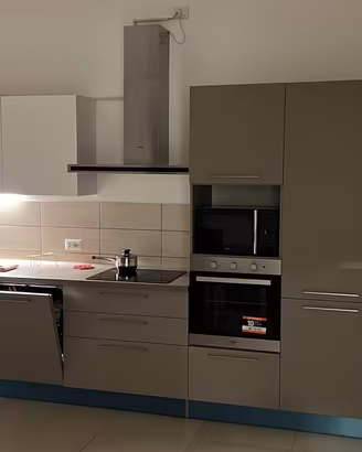 Privato vende cucina e camera da letto completa