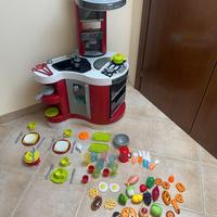 Cucina per bimbi con attrezzature e cibo