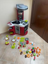 Cucina per bimbi con attrezzature e cibo