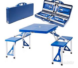 Tavolino da campeggio e tenda