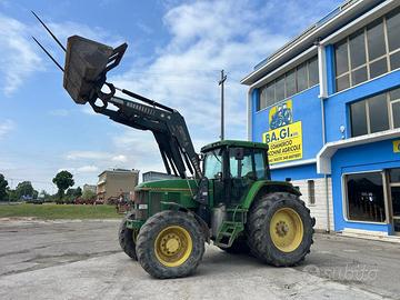 John Deere 7700 caricatore Sigma4-benna e forche