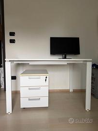 Scrivania di colore bianco con cassettiera