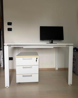 Scrivania di colore bianco con cassettiera