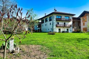 Elegante Casa Indipendente con Ampio Giardino
