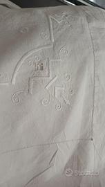 lenzuolo ricamato a mano in lino