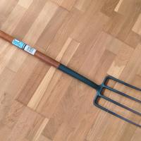 Forca da giardino a 4 denti, manico a T in legno