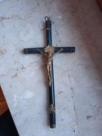 Antico crocifisso in legno e ottone