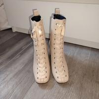 Stivaletto in pelle con lacci 
