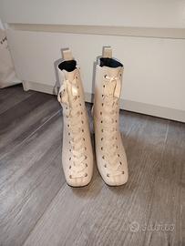 Stivaletto in pelle con lacci 