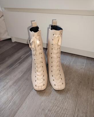 Stivaletto in pelle con lacci 