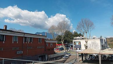 Locale uscita av -sa con terrazza/piazzale privato