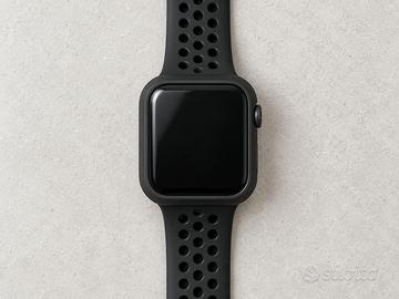 Apple Watch SE 2 40mm GPS nero con cover