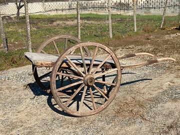 Carretto a mano in legno