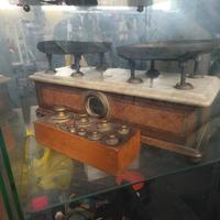 bilancia vintage con pesi 