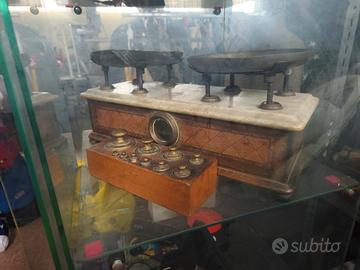 bilancia vintage con pesi 