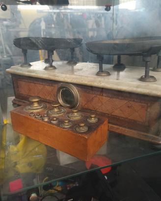 bilancia vintage con pesi 